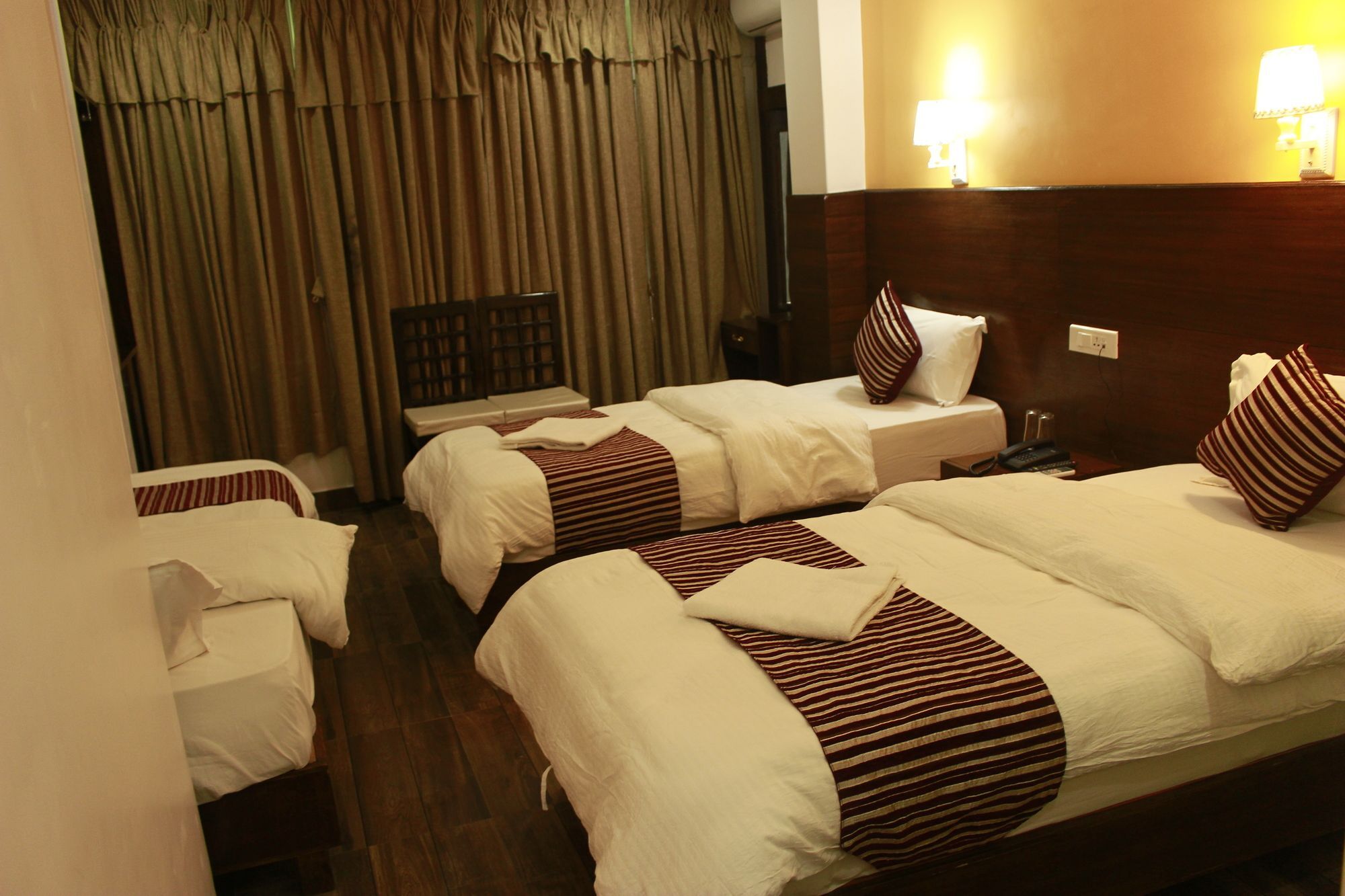 Hotel Lakeside Pokhara Kültér fotó